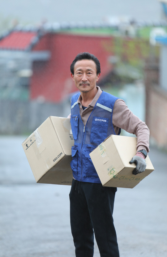 ㈜한진 택배기사로 활동 중인 이현영 작가. <한진 제공>